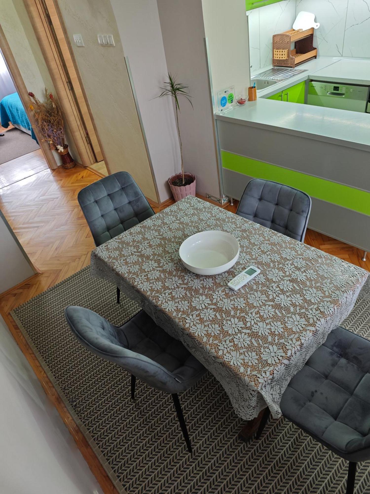 Apartman Julija Donji Milanovac Exteriör bild