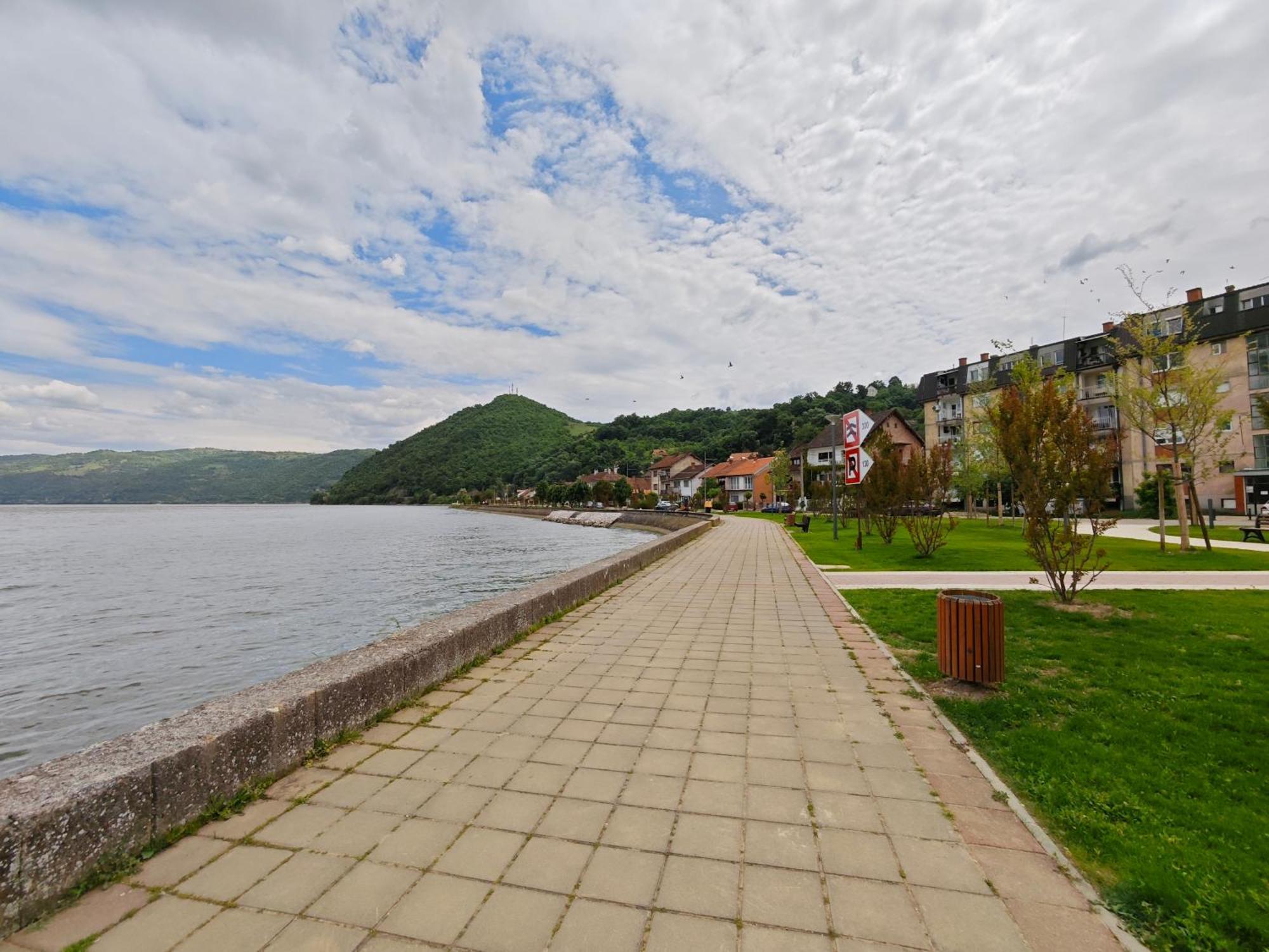 Apartman Julija Donji Milanovac Exteriör bild