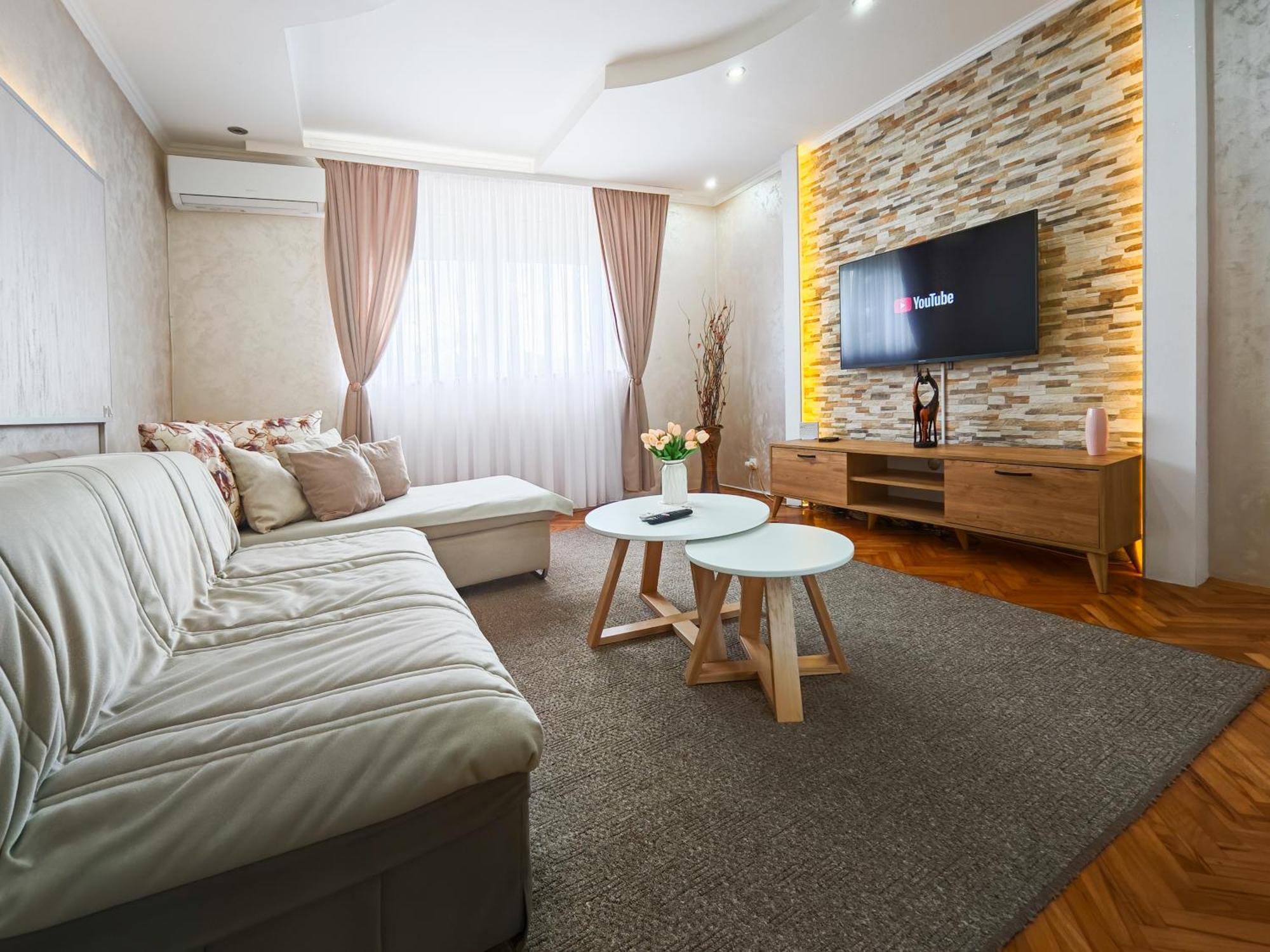 Apartman Julija Donji Milanovac Exteriör bild